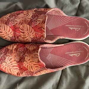 Clarks Women's floral breeze shore mules